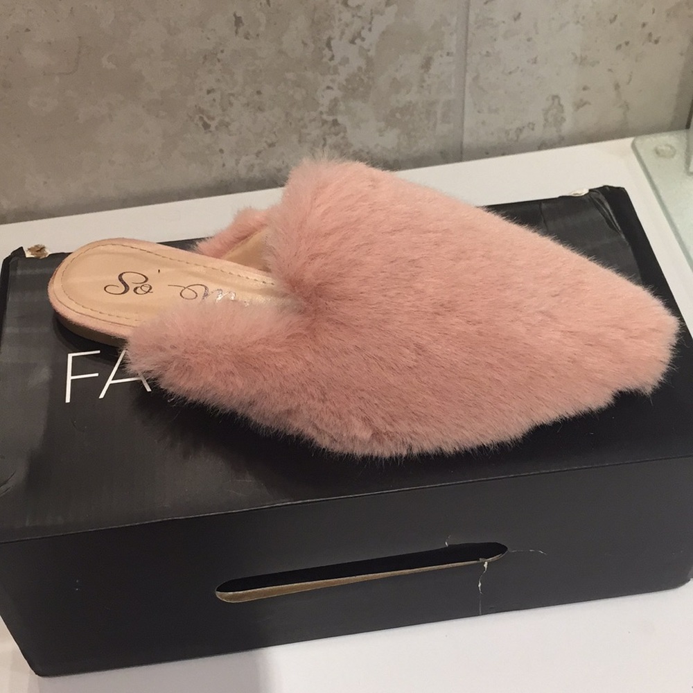 Fashion Nova Fuzzy slides